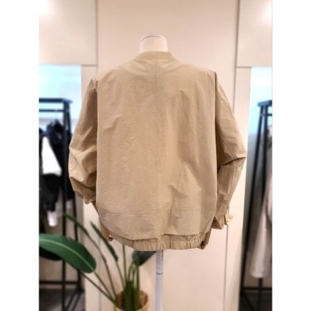 플랫 시보리넥 홑겹 스냅 점퍼 베이지