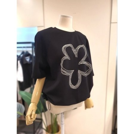 밑단 스트링 플라워 티셔츠 블랙