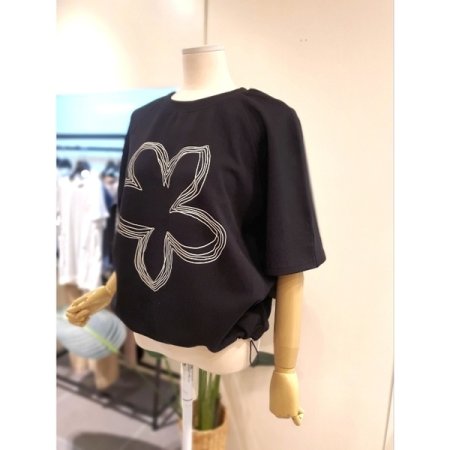 밑단 스트링 플라워 티셔츠 블랙