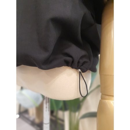 밑단 스트링 플라워 티셔츠 블랙