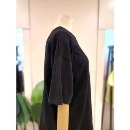 물결 자수 라운드 반팔 티셔츠 블랙