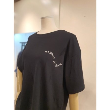 물결 자수 라운드 반팔 티셔츠 블랙