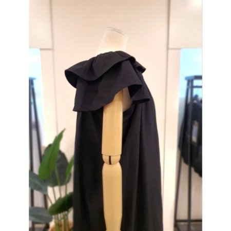 숄더 프릴 원피스 블랙