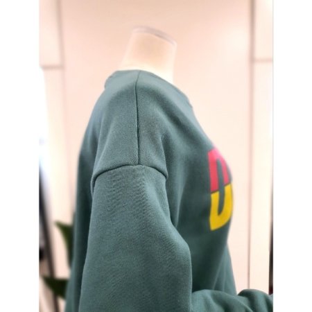 배색 프린팅 맨투맨 카키