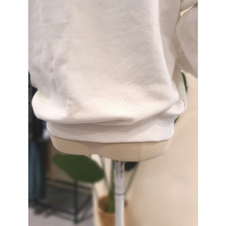 배색 프린팅 맨투맨 아이보리