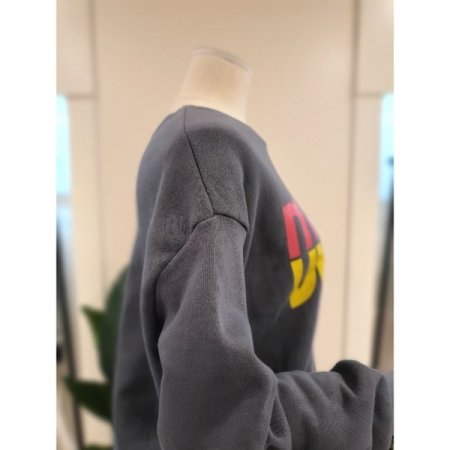 배색 프린팅 맨투맨 다크그레이