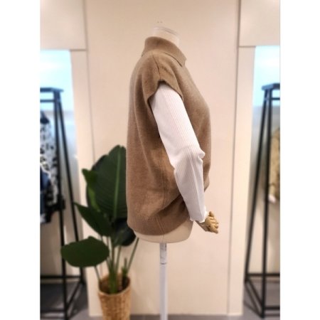 수 버튼 폴라 니트 베스트 베이지