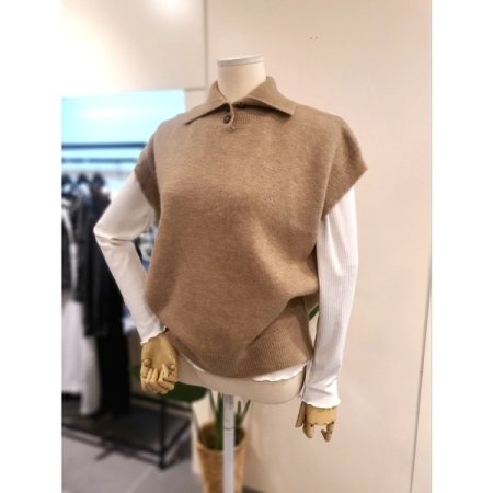 수 버튼 폴라 니트 베스트 베이지