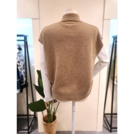 수 버튼 폴라 니트 베스트 베이지