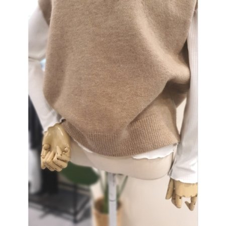 수 버튼 폴라 니트 베스트 베이지