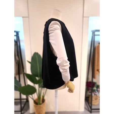 퍼밍 백버튼 니트 베스트 블랙