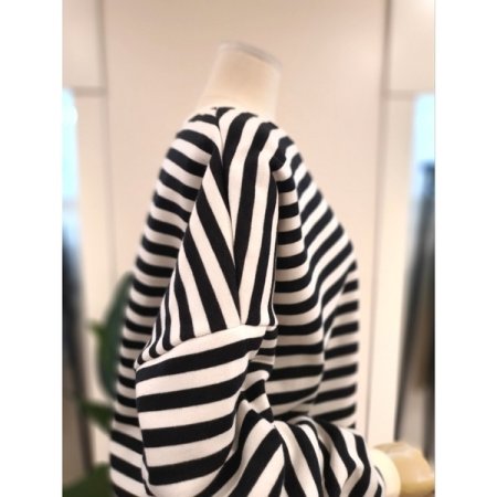 스트라이프 기모 맨투맨 블랙