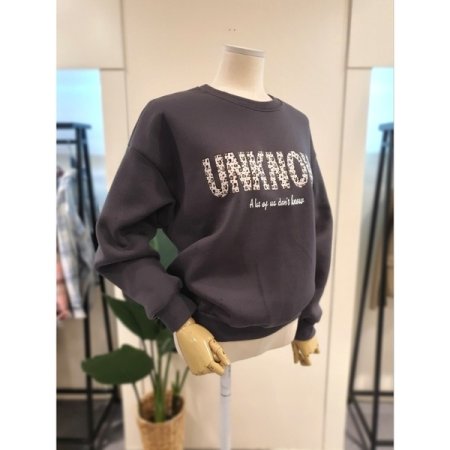 호피 레터링 기모 맨투맨 다크그레이