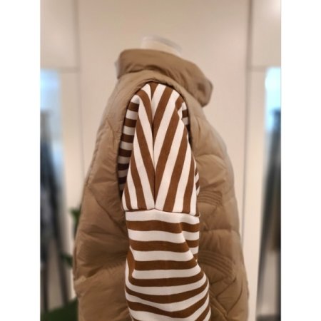 스티치 버튼 덕다운 패딩 조끼 BE