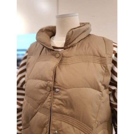 스티치 버튼 덕다운 패딩 조끼 BE