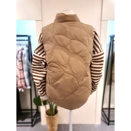 스티치 버튼 덕다운 패딩 조끼 BE