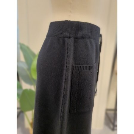 투포켓 버튼 포인트 밴딩 스커트 블랙