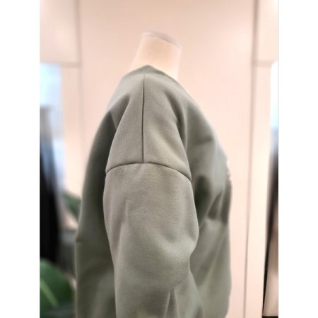 기모 V넥 발포 프린팅 맨투맨 카키