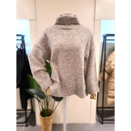 모디 언발 터틀넥 보카시 니트 오트밀