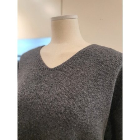 언발 V넥 니트 다크그레이