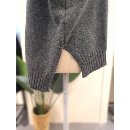 언발 V넥 니트 다크그레이