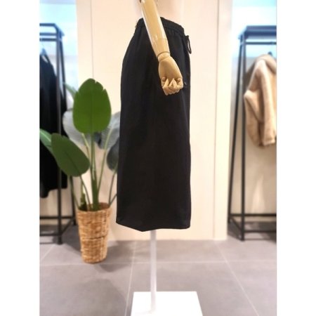 포켓 밴딩 뒷트임 스커트 블랙