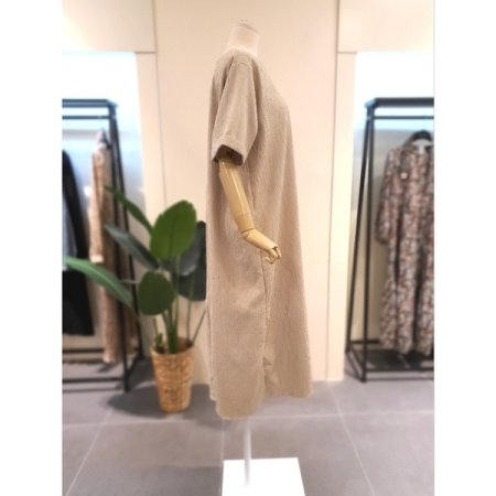 주름 브이넥 반팔 원피스 베이지