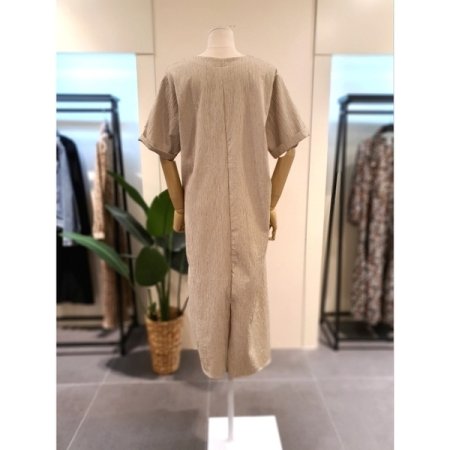 주름 브이넥 반팔 원피스 베이지