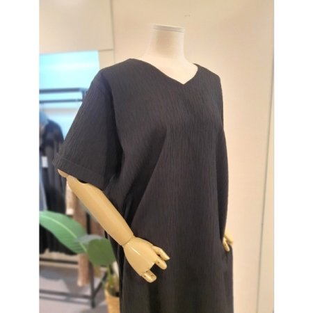 주름 브이넥 반팔 원피스 블랙