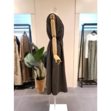 바스락 민소매 스트링 원피스 다크그레