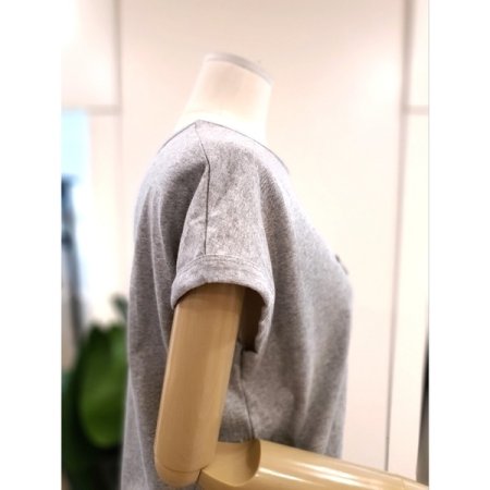 포즈 민소매 티셔츠 그레이