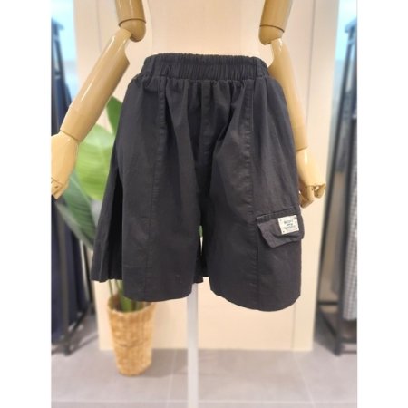 라벨 장식 4부 밴딩 팬츠 블랙