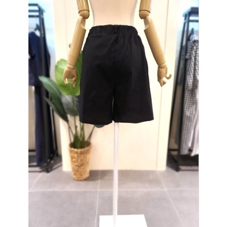 라벨 장식 4부 밴딩 팬츠 블랙