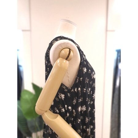 주름 플라워 민소매 원피스 블랙