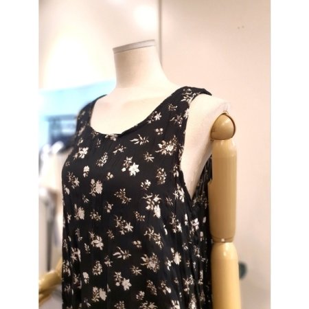 주름 플라워 민소매 원피스 블랙