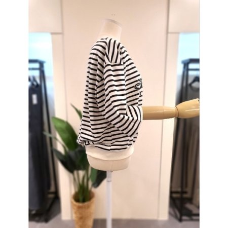 스트라이프 5부 소매 맨투맨 블랙