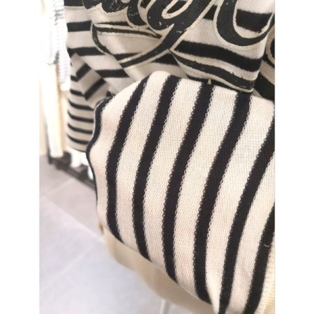 스트라이프 5부 소매 맨투맨 블랙