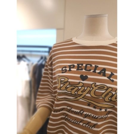 스트라이프 5부 소매 맨투맨 브라운