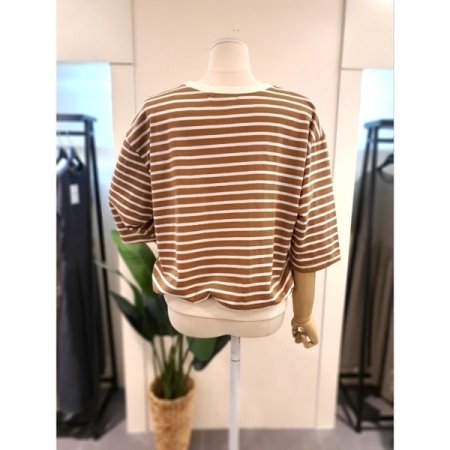 스트라이프 5부 소매 맨투맨 브라운