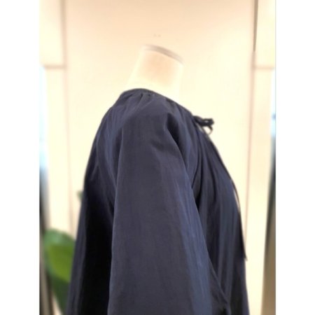 라운드 셔링 블라우스 네이비