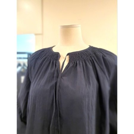 라운드 셔링 블라우스 네이비