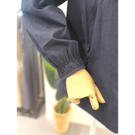 라운드 셔링 블라우스 네이비