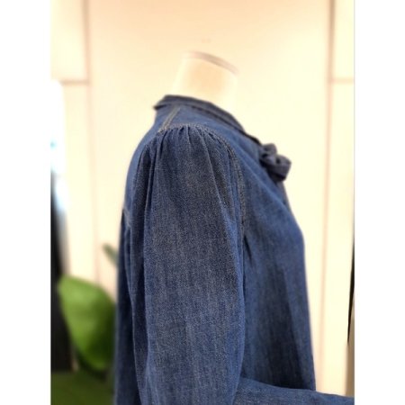 리본 노카라 데님 블라우스 다크블루