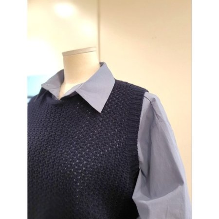 펀칭 니트 베스트 네이비