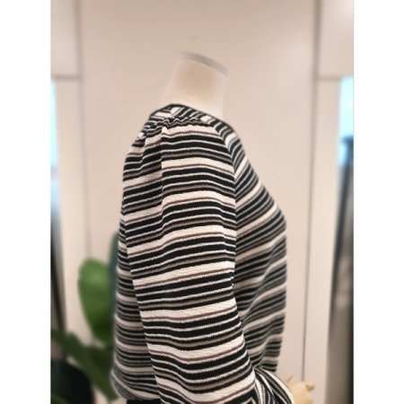 자가드 퍼프 스트라이프 티셔츠 블랙