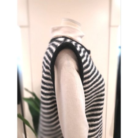 버튼 스트라이프 니트 조끼 블랙