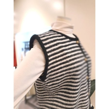 버튼 스트라이프 니트 조끼 블랙