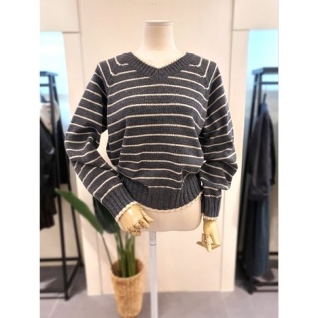 모카 V넥 스트라이프 니트 레드