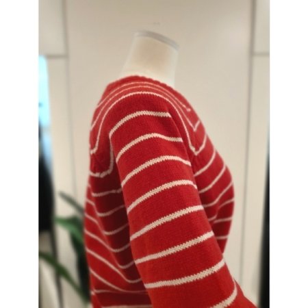모카 V넥 스트라이프 니트 레드