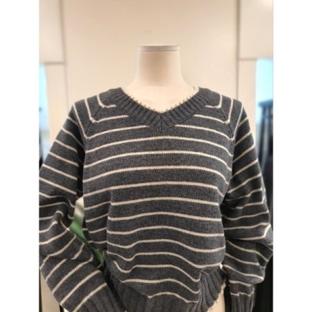 모카 V넥 스트라이프 니트 그레이